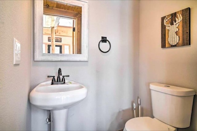 bathroom featuring toilet