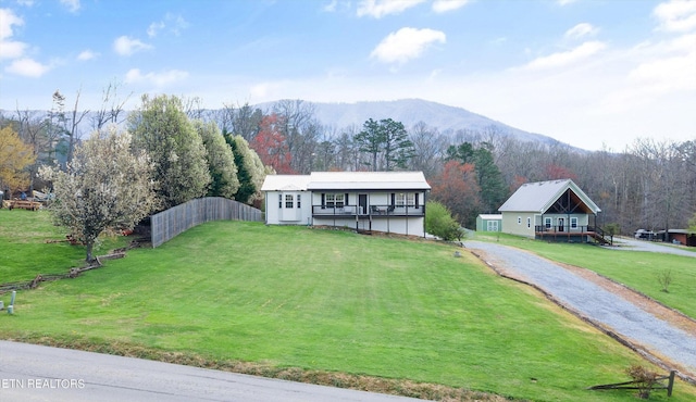 view of front of home featuring a mountain view and a front yard