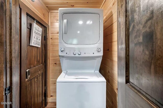 668 Stockton Dr, Sevierville, TN 37876 - laundry area featuring stacked washing machine and dryer and wooden walls