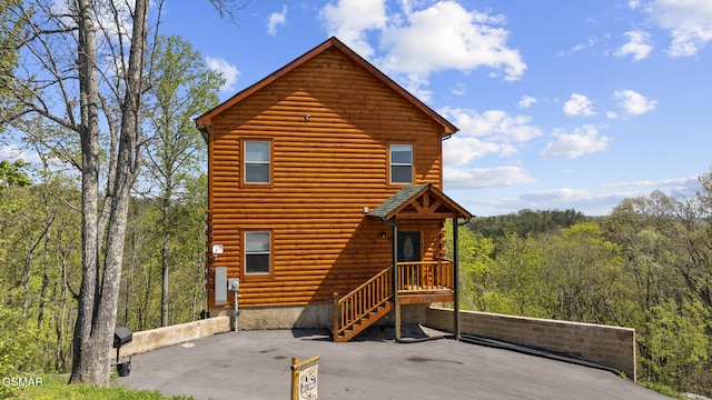 view of front facade featuring a forest view