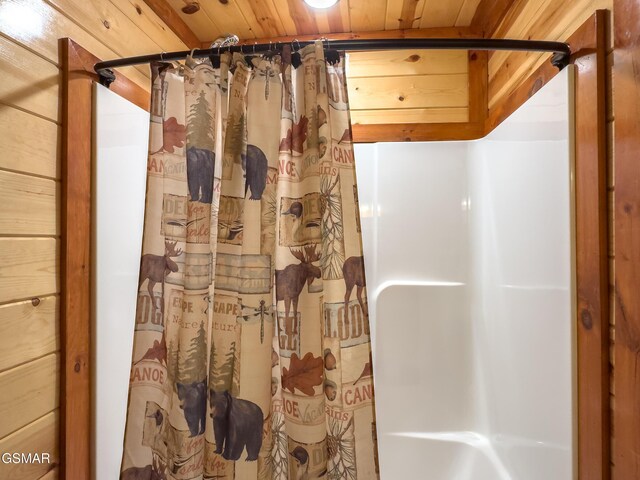 2316 Boulder Way, Sevierville, TN 37862 - full bath featuring curtained shower and wood ceiling