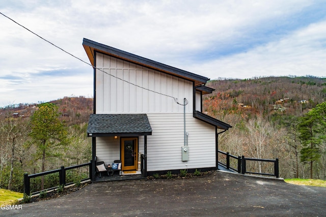 view of front of home featuring a wooded view