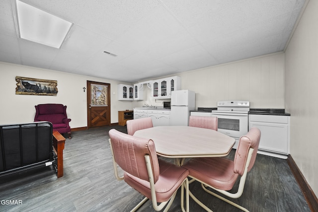 3430 Laurel Ridge Way, Sevierville, TN 37862 - dining area with dark wood-style floors