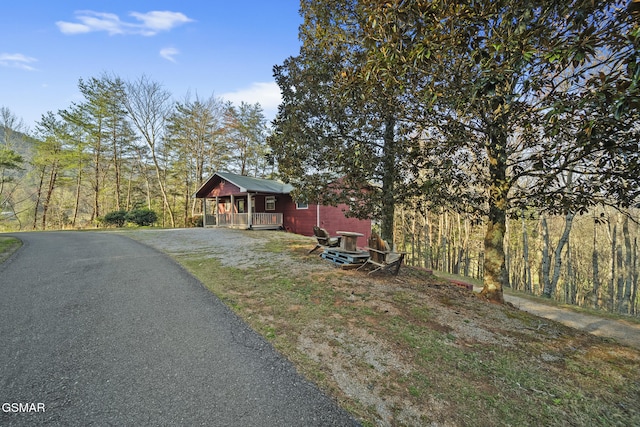 3430 Laurel Ridge Way, Sevierville, TN 37862 - rustic home featuring a porch and asphalt driveway