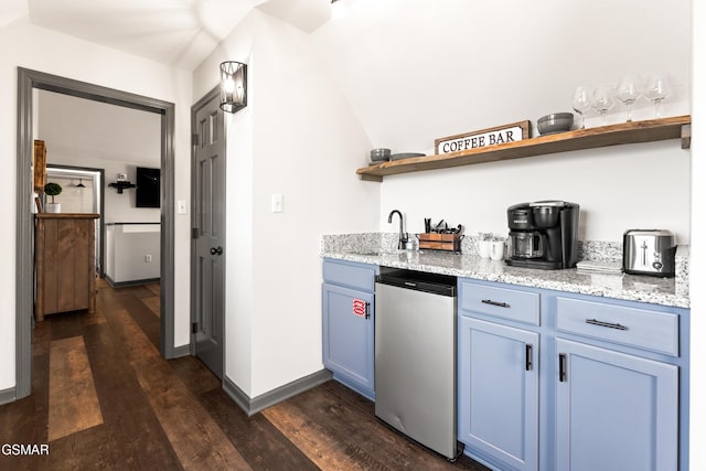 bar with dark wood-style flooring, a sink, baseboards, fridge, and indoor wet bar