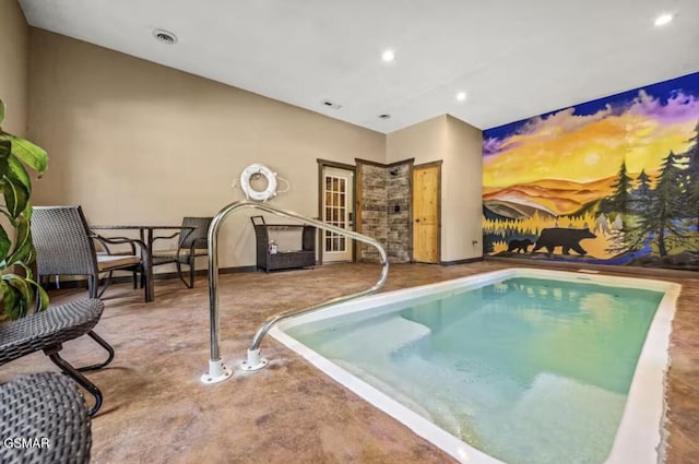 view of swimming pool with a jacuzzi and a pool