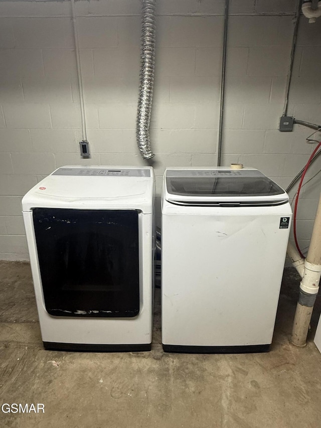 525 Freeman Ave, Newport, TN 37821 - laundry area with washing machine and clothes dryer and concrete block wall