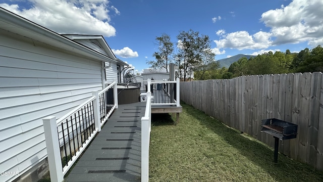 view of yard featuring a mountain view