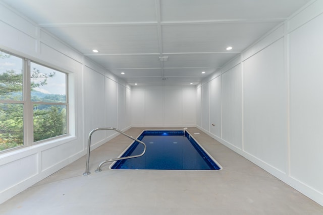 view of swimming pool featuring a jacuzzi