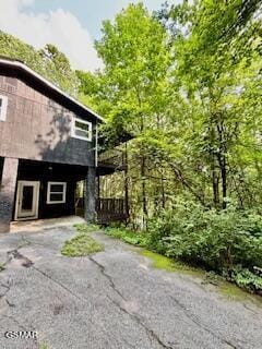 1137 Tanrac Trl, Gatlinburg, TN 37738 - view of side of property featuring driveway