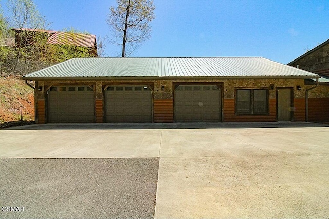 3644 Wears Mountain Ln, Sevierville, TN 37862 - garage with driveway