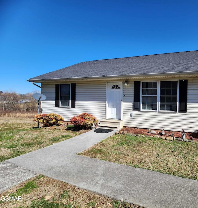 2904 Boyds Creek Hwy Unit 4, Sevierville, TN 37876 - ranch-style house featuring a front lawn and roof with shingles
