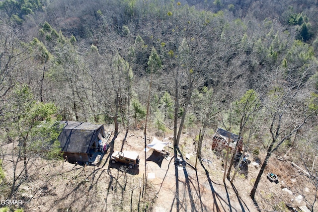 birds eye view of property featuring a wooded view