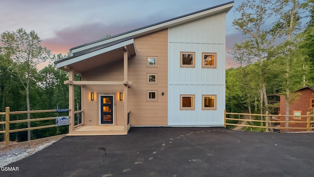 1924 Pine Ct, Sevierville, TN 37876 - contemporary house with board and batten siding