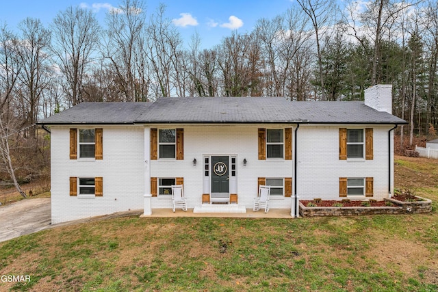 split foyer home with a front yard