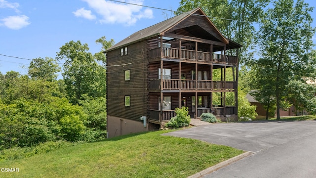 368 Oak Lake Dr, Sevierville, TN 37876 - view of front of home featuring a front lawn, a balcony, and a deck