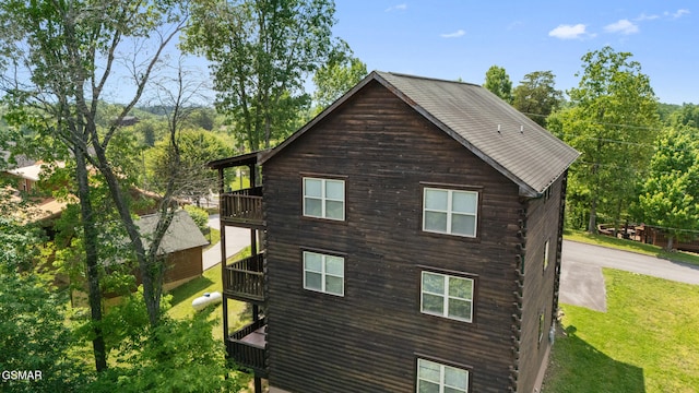 368 Oak Lake Dr, Sevierville, TN 37876 - view of home's exterior featuring a balcony, a yard, and log siding