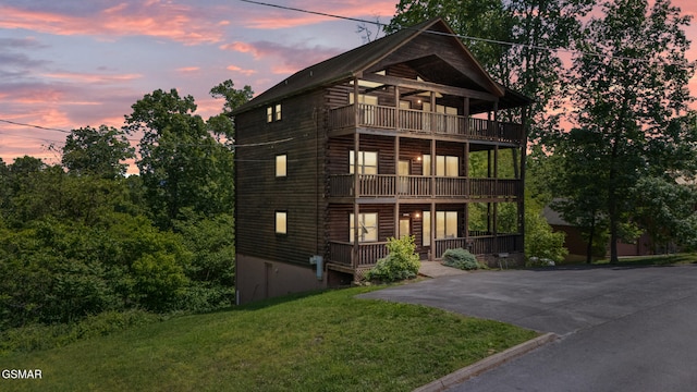 368 Oak Lake Dr, Sevierville, TN 37876 - view of front of house featuring a balcony and a front lawn