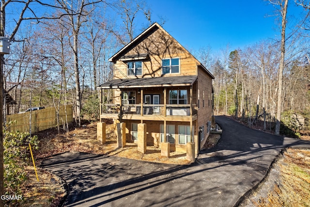 view of front of property featuring a balcony