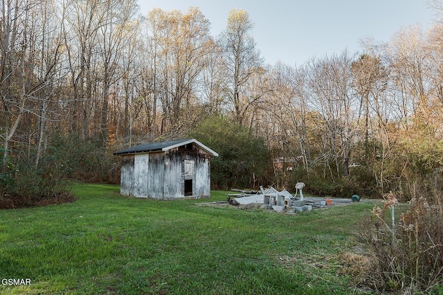 view of yard with a shed