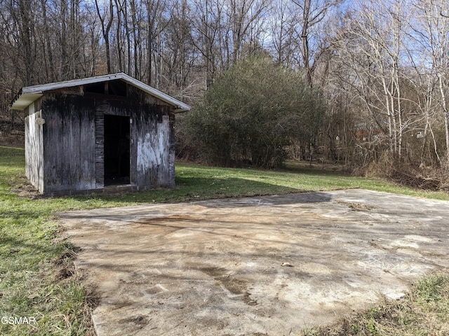 view of outdoor structure featuring a yard