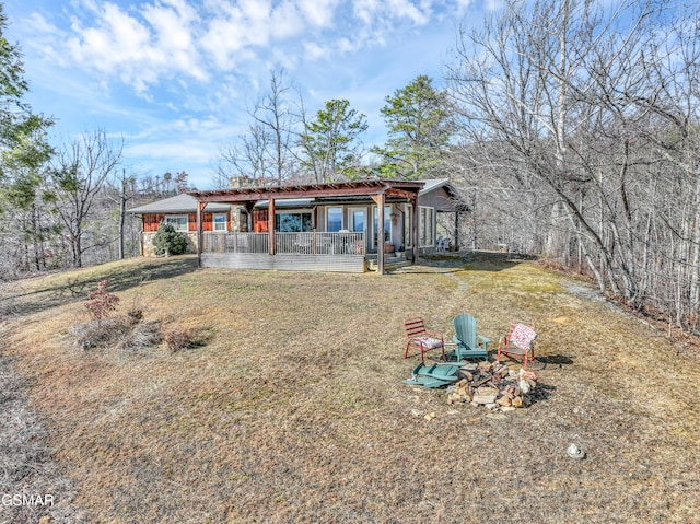 view of front of house featuring a front yard