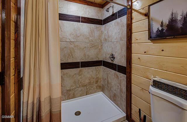 bathroom with toilet and curtained shower