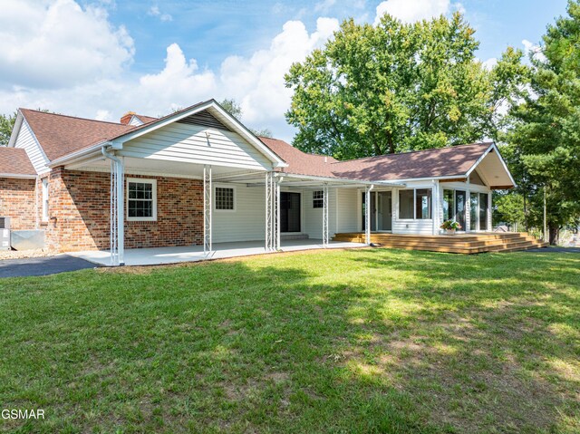 view of front of property with a front yard