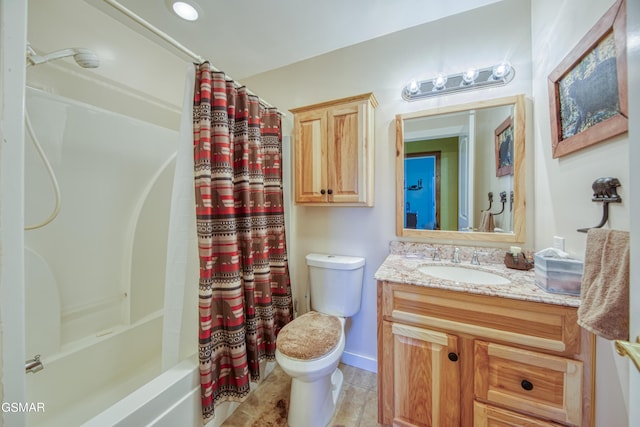 full bathroom with toilet, baseboards, shower / tub combo with curtain, and vanity