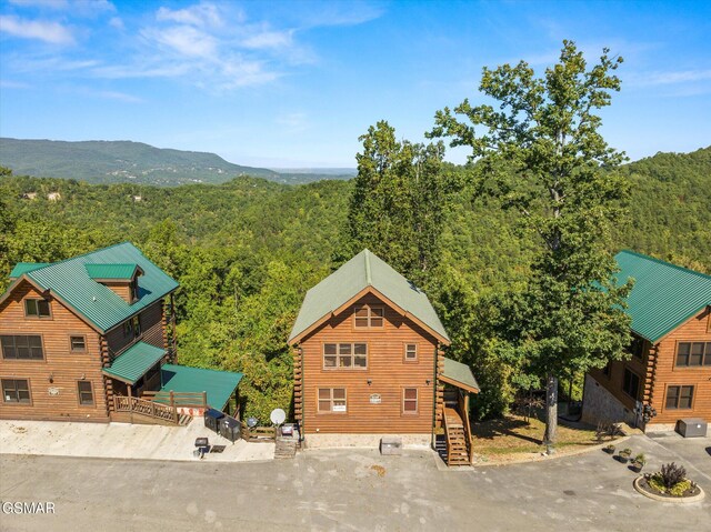 bird's eye view featuring a mountain view and a wooded view