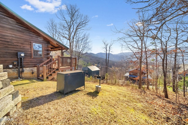 view of yard featuring a mountain view