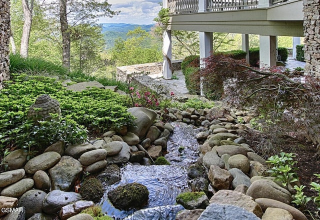 view of yard with a mountain view