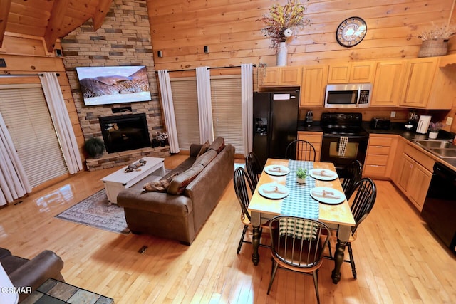 1946 Cougar Crossing Way Bear Country Retreat, Bear Country Retreat, Sevierville, TN 37862 - kitchen featuring black appliances, open floor plan, light wood finished floors, and light brown cabinetry