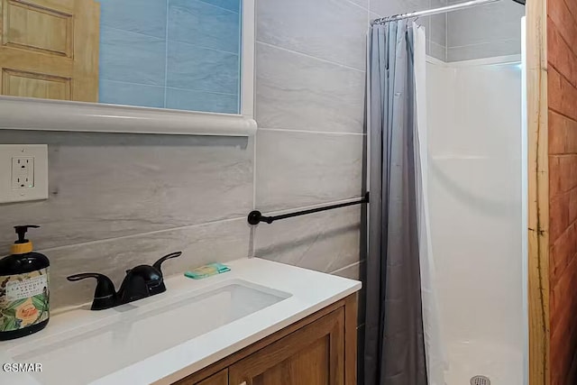 3149 Mutton Hollow Rd, Kodak, TN 37764 - bathroom with curtained shower and vanity