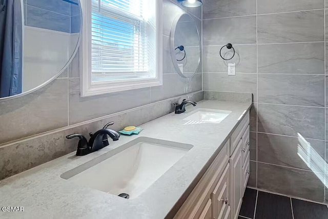 3149 Mutton Hollow Rd, Kodak, TN 37764 - full bath featuring double vanity and tile walls