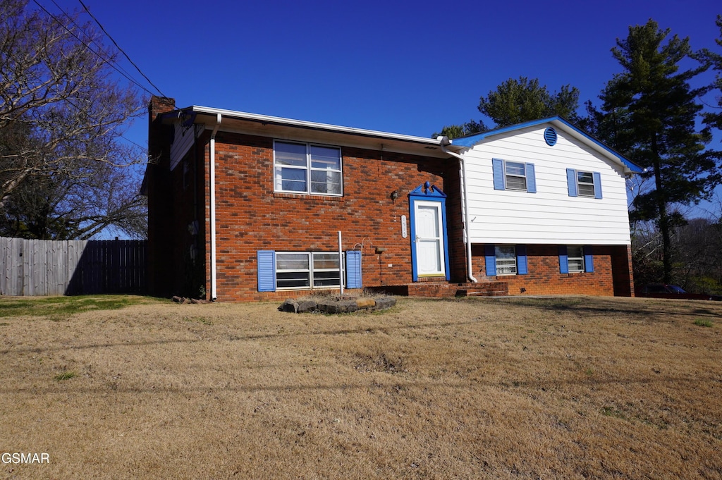 bi-level home featuring a front lawn