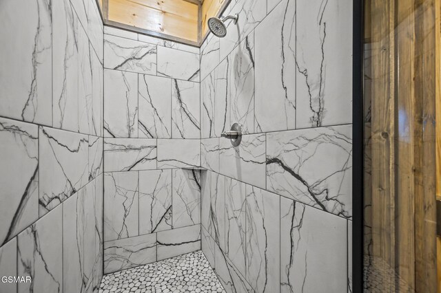 2125 Eagle Feather Dr, Sevierville, TN 37876 - full bath with tiled shower