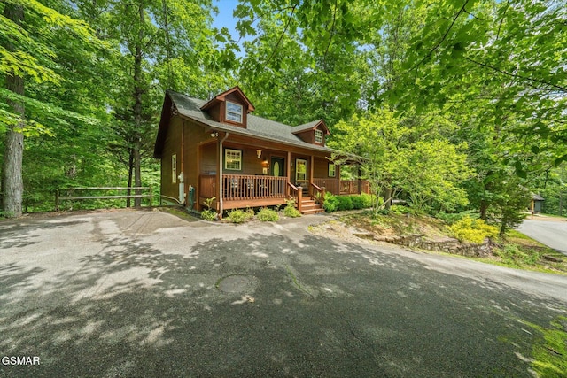 380 Laurel Rd, Townsend, TN 37882 - rustic home with a porch and asphalt driveway