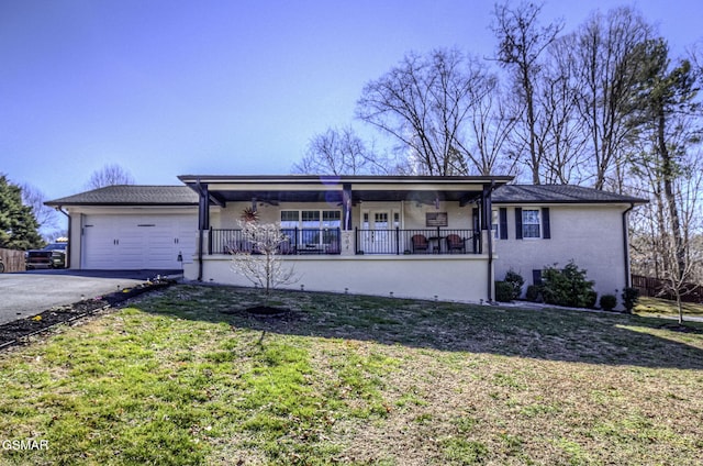 single story home featuring a front lawn, a ceiling fan, aphalt driveway, covered porch, and an attached garage