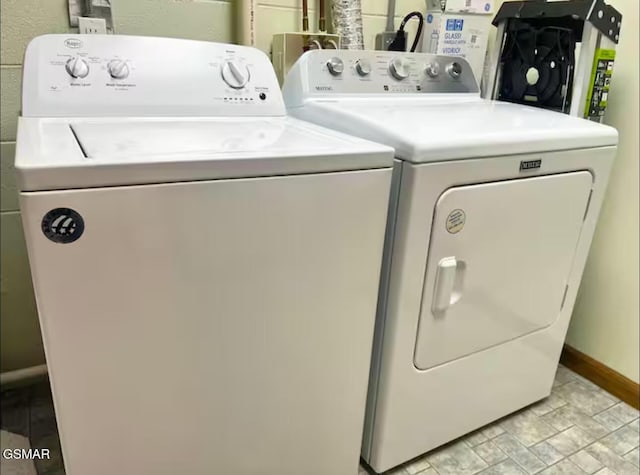 929 Smoky Ct, Gatlinburg, TN 37738 - washroom with washing machine and clothes dryer and baseboards