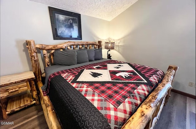 929 Smoky Ct, Gatlinburg, TN 37738 - bedroom with wood finished floors, a textured ceiling, vaulted ceiling, and baseboards