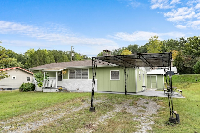 view of front of home featuring covered porch, a carport, and a front lawn