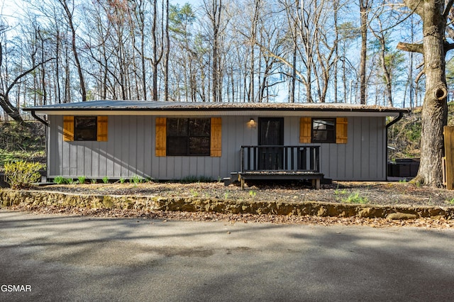 519 Mcmahan Rd, Pigeon Forge, TN 37863 - view of front facade featuring a metal roof
