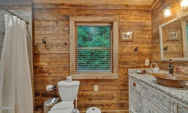 bathroom featuring a shower with curtain, vanity, and toilet