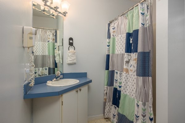 bathroom featuring a shower with shower curtain and vanity