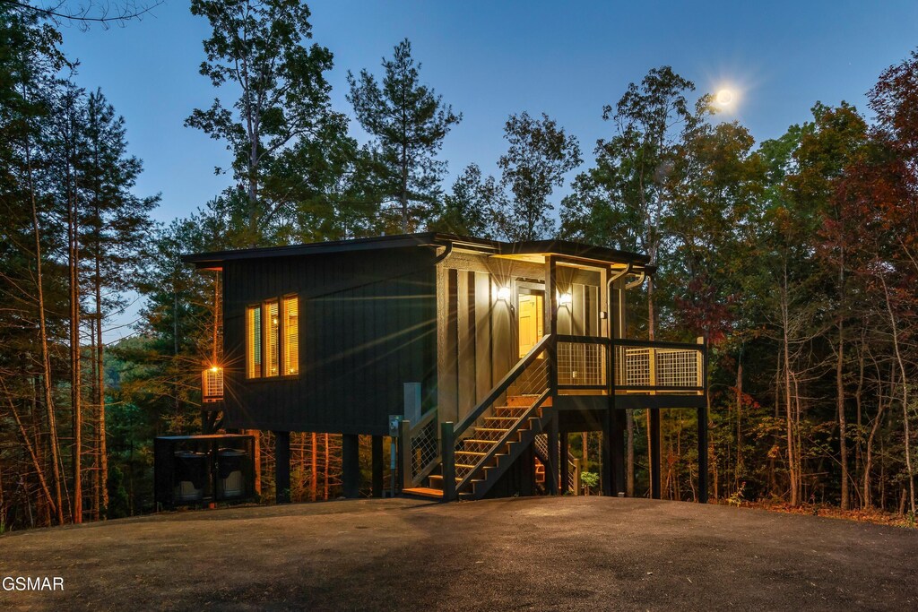 back of house featuring a yard