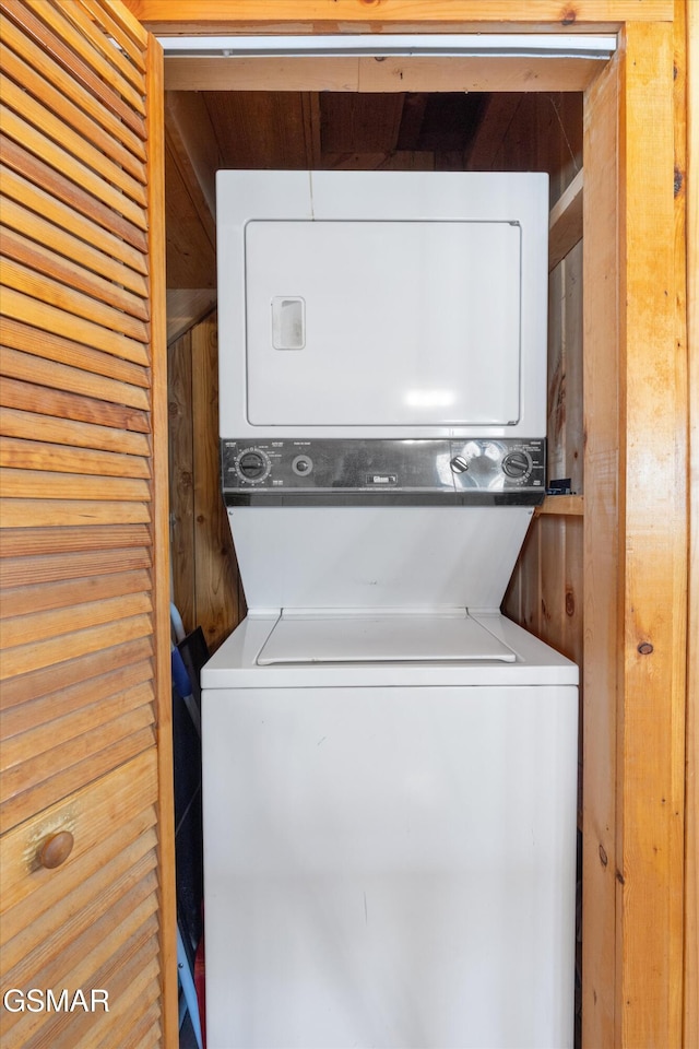 laundry room featuring laundry area and stacked washing maching and dryer