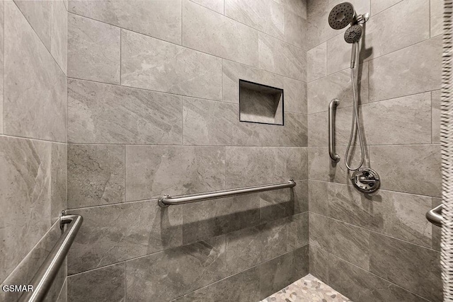 bathroom featuring tiled shower