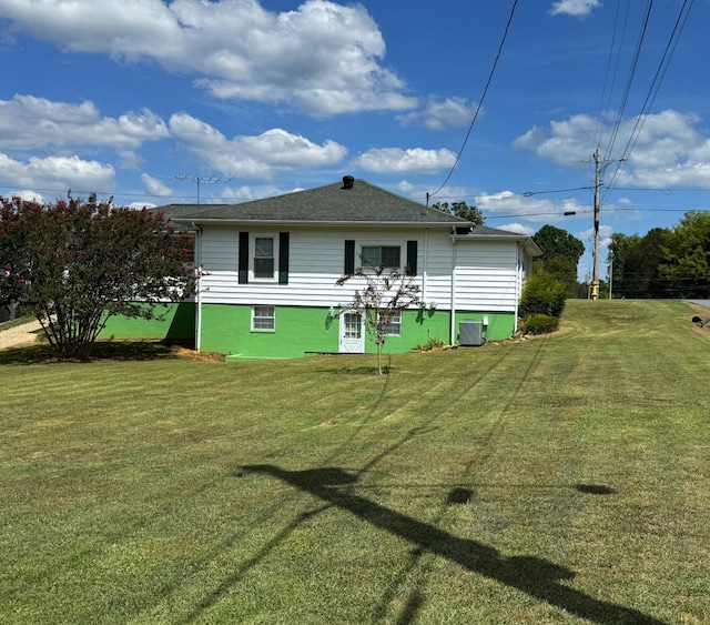 back of house featuring a lawn