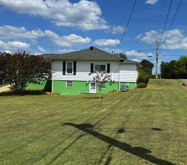 back of house featuring a lawn